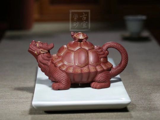 《金龜出?！芬伺d紫砂壺高級(jí)工藝美術(shù)師純手工底槽青創(chuàng)新壺茶壺紫砂茶具