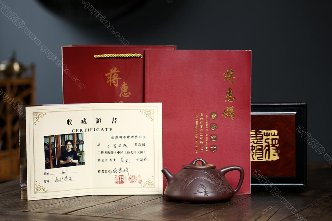 瓣生香獨(dú)傲寒，此梅難并眾梅看。<br>【